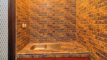 Deluxe Double Room | Bathroom | Shower