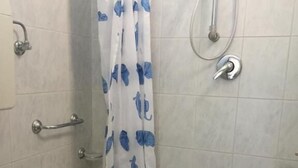 A small bathroom with a toilet, bidet, and sink. - Hotel Maria Luisa (Rimini)