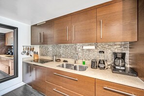 Fridge, oven, stovetop, dishwasher - Icon Brickell - 19th Fl - Oceanview - Spa Access (Miami)