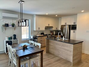 Private kitchen - Spacious 1BRapartment in Laval, all included, wifi, parking (Laval)