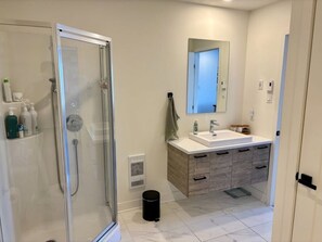 Bathroom - Spacious 1BRapartment in Laval, all included, wifi, parking (Laval)