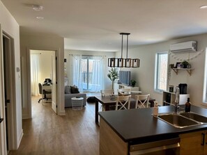Living area - Spacious 1BRapartment in Laval, all included, wifi, parking (Laval)
