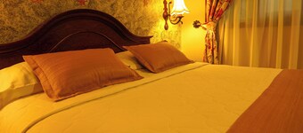 Cerro Rico Hotel with Garage - Breakfast Included