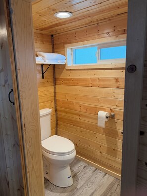 Shower, towels, soap, toilet paper - Brown Bear Cabin on the Cook Inlet. Basecamp for all your Alaskan adventures! (Ninilchik)