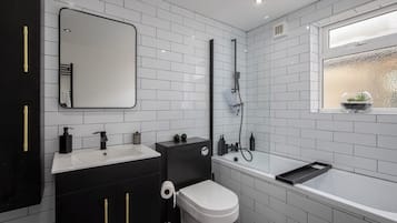 Secador de pelo, toallas, jabón y papel higiénico