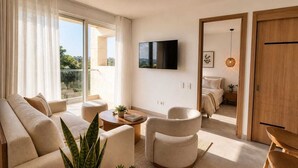 Una sala de estar moderna con un sofá, sillones, una mesa de centro y plantas en macetas.