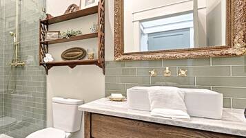Klassieke loft | Badkamer | Een haardroger, handdoeken, zeep, toiletpapier