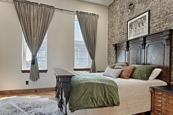 Classic Loft, Private Bathroom, City View (The Rockefeller) | WiFi (free)