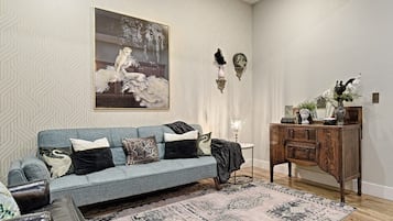 Classic Loft, City View | Living area