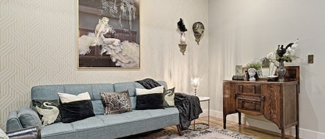 Classic Loft, City View | Living area