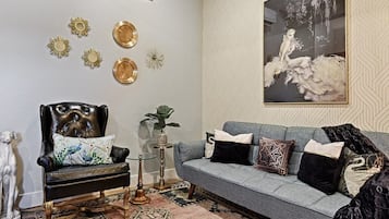 Classic Loft, City View | Living area