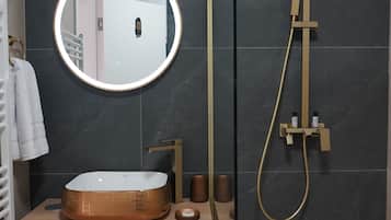 Douche, sĂšche-cheveux, serviettes fournies, savon