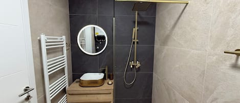 Douche, séchoir à cheveux, serviettes fournies, savon