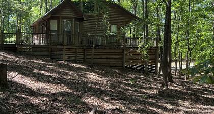 Escape to The Woods of Pickwick: Cozy cabin that is pet-friendly