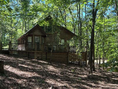 Escape to The Woods of Pickwick: Cozy cabin that is pet-friendly