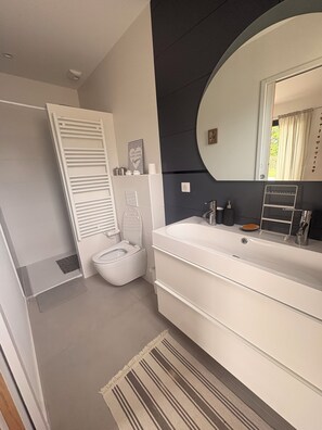 Douche, sèche-cheveux, serviettes fournies, papier toilette
