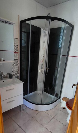 Dusche, Handtücher, Toilettenpapier
