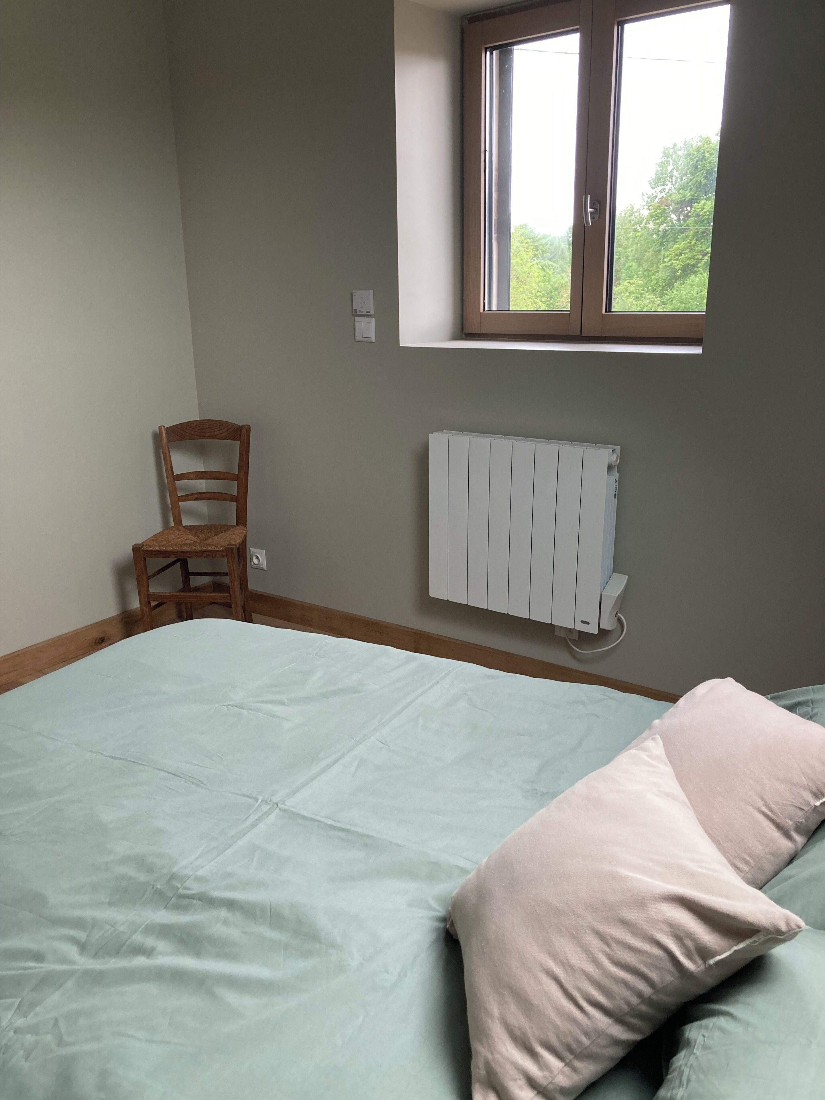 2 bedrooms, travel crib, bed sheets