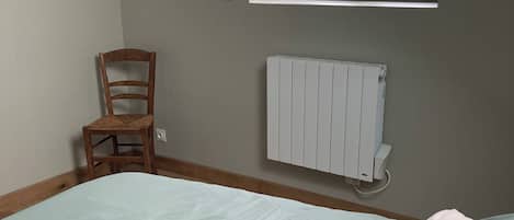 2 bedrooms, travel cot, bed sheets