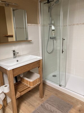 Dusche, Handtücher, Seife, Toilettenpapier