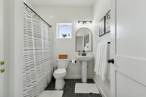 Secadora de cabello, toallas, jabón, papel de baño 