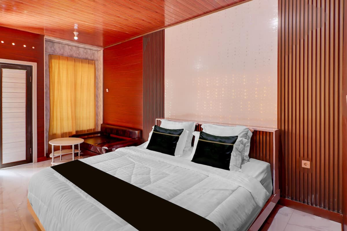 Ein Zimmer mit einem Bett, einem kleinen Tisch und einem Stuhl.