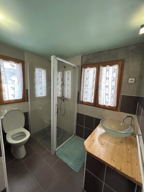 Douche, sèche-cheveux, serviettes fournies, savon