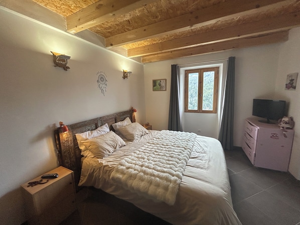 2 chambres, fer et planche à repasser, Wi-Fi, draps fournis