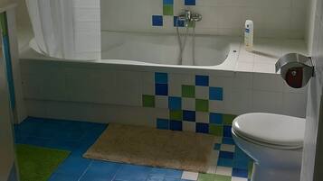 Dusche, Haartrockner, Handtücher, Shampoo