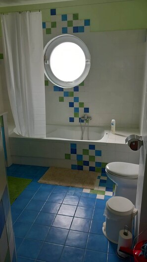 Dusche, Haartrockner, Handtücher, Shampoo