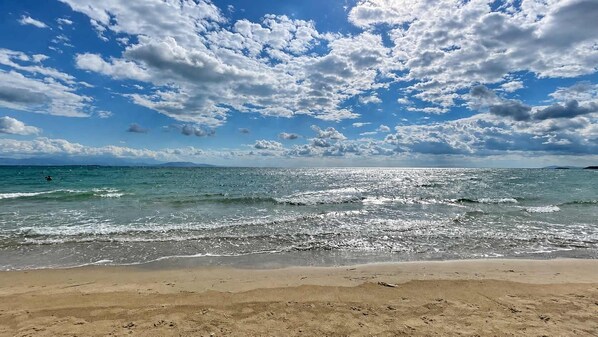A beach with waves, a clear sky, and distant mountains. - Pavlos Apartment - Leontari Stay with Garden View (Leontario)
