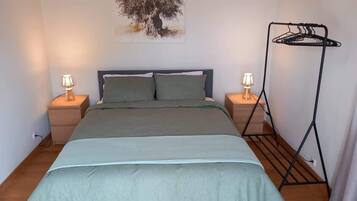 3 quartos, escrivaninha, ferros/tábuas de passar roupa, berço de viagem