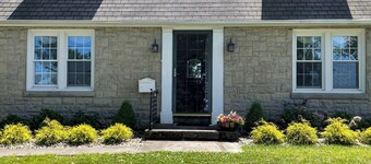 3-bedroom house sleeps six with unobstructed view of the Lake Erie Sunset!