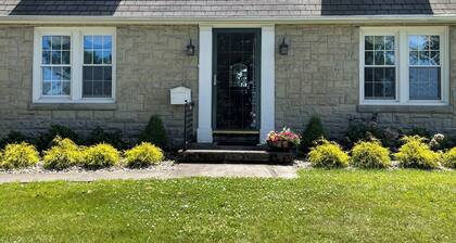 3-bedroom house sleeps six with unobstructed view of the Lake Erie Sunset!