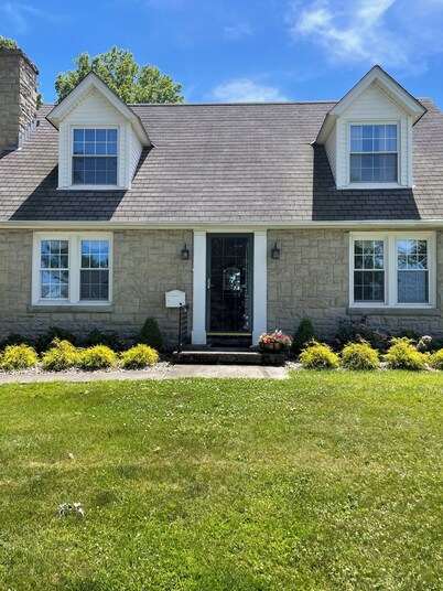 3-bedroom house sleeps six with unobstructed view of the Lake Erie Sunset!