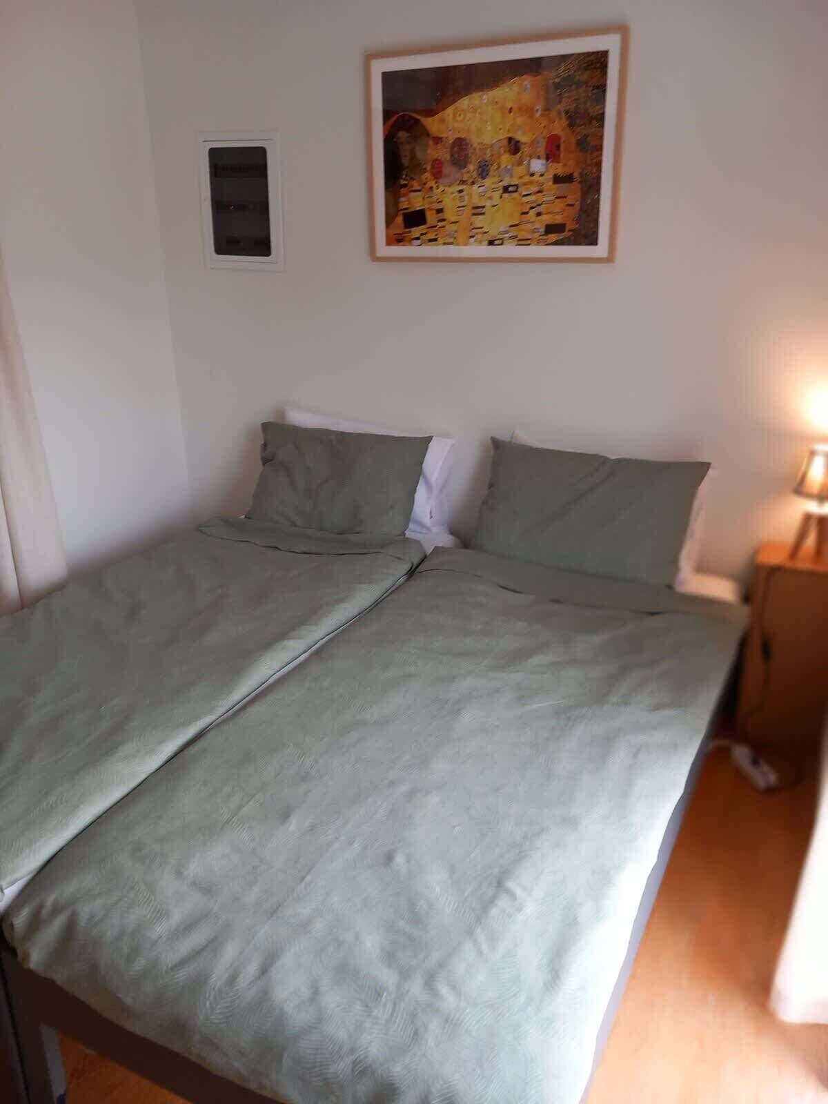 2 quartos, escrivaninha, ferros/tábuas de passar roupa, berço de viagem