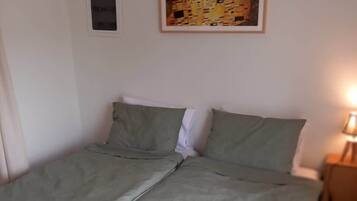2 quartos, escrivaninha, ferros/tábuas de passar roupa, berço de viagem