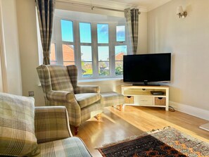 Smart TV - Detached 3-bedroom house with garage and garden. (Droitwich Spa)