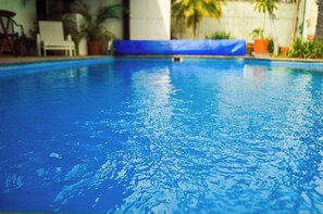Una piscina al aire libre, una piscina climatizada