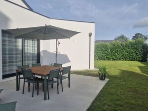 Outdoor dining - Ty cocon, quiet family home - near Gulf of Morbihan (Colpo)