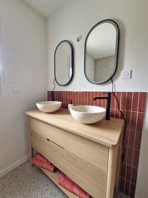 Shower, hair dryer, towels, soap - Ty cocon, quiet family home - near Gulf of Morbihan (Colpo)