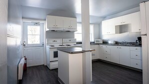 Phòng tập thể cơ bản | Bếp riêng | Tủ lạnh, lò vi sóng, dụng cụ nấu nướng/bát dĩa/dao nĩa