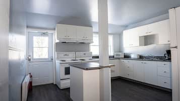 Basic Shared Dormitory | Private kitchen | Fridge, microwave, cookware/dishes/utensils