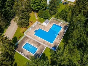 Seasonal outdoor pool, open 10:00 AM to 7:00 PM, lifeguards on site - Camp Val Notre-Dame (Hérouxville)