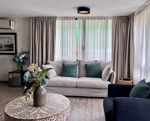 Superior Suite, Pool View | Living area | Printers - Hotel Boutique Casa Ceibas (Cuautla)