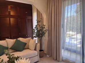 Superior Suite, Pool View | Living area