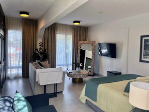 Suite superior, vista a la alberca | Caja de seguridad en la habitación y escritorio 