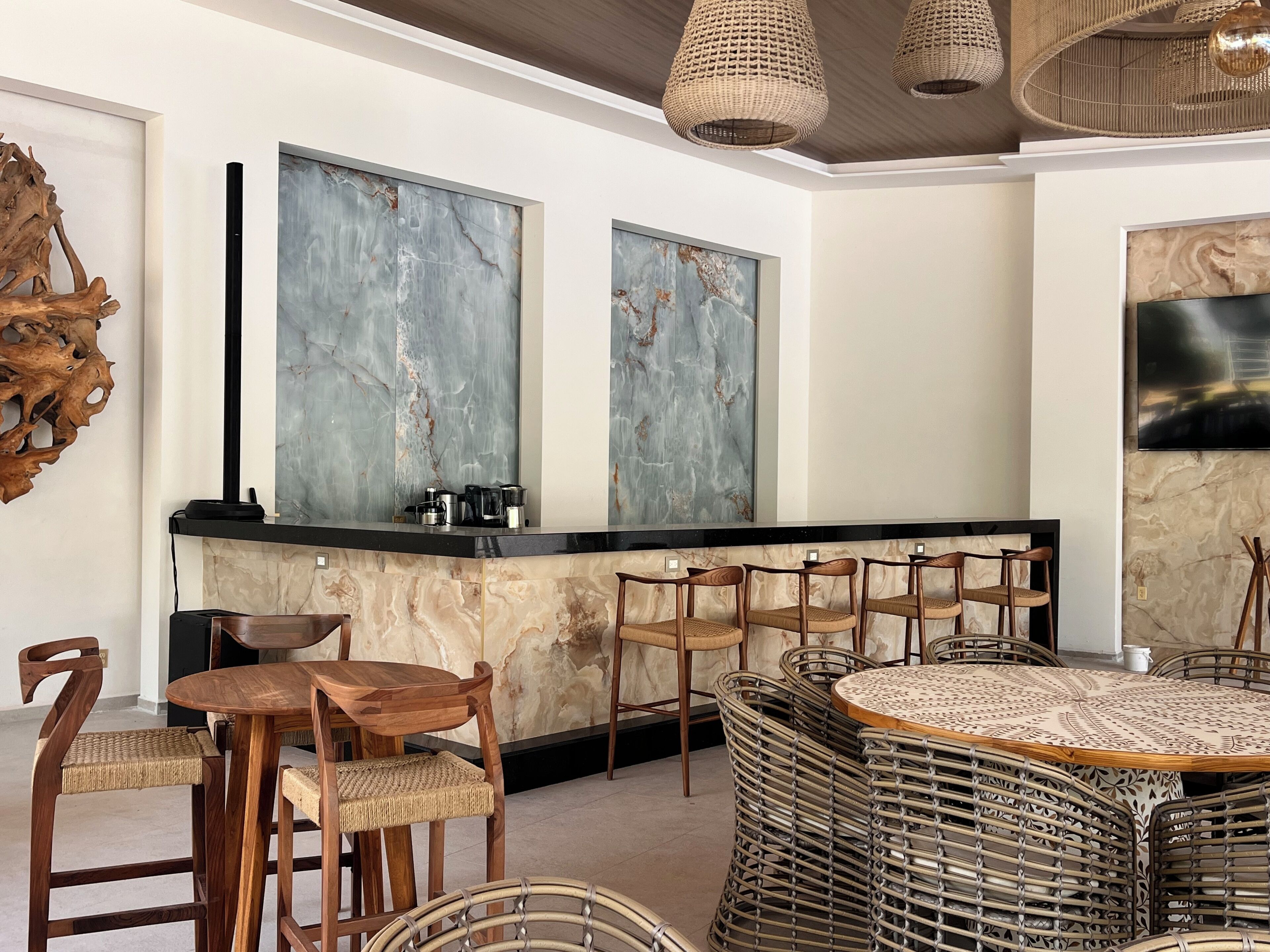2 Bars/Lounges