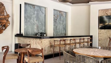2 Bars/Lounges