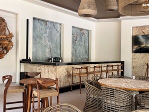 2 bares/lounges